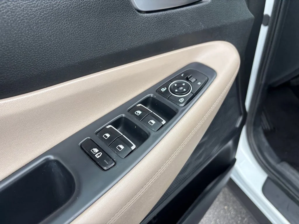 Used 2022 Gray Hyundai SE image 26