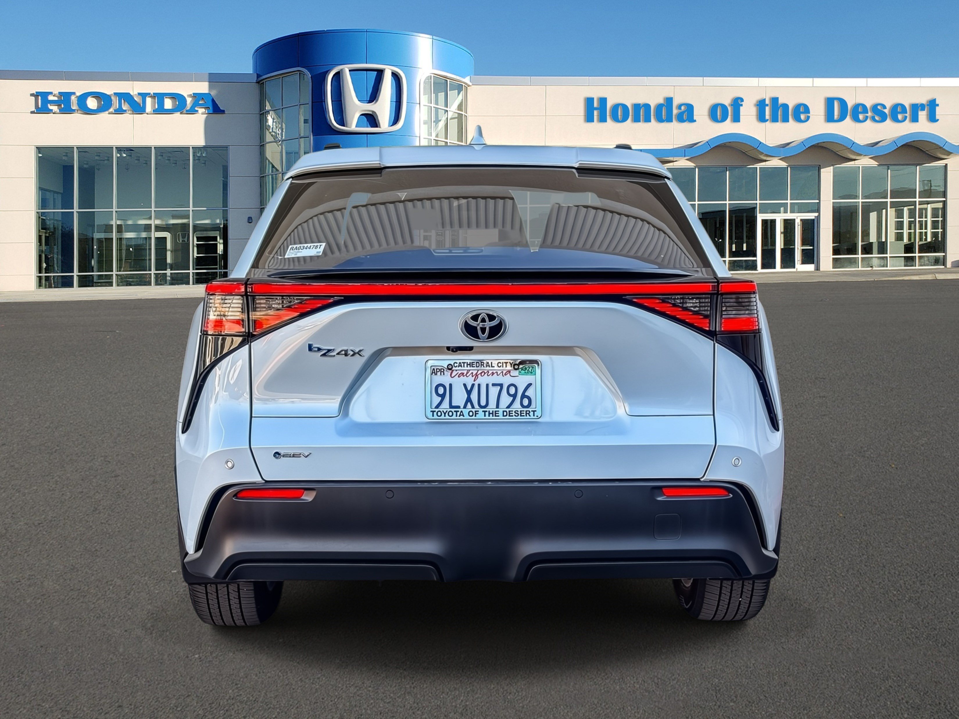 Used 2024 Pearl Toyota XLE image 5