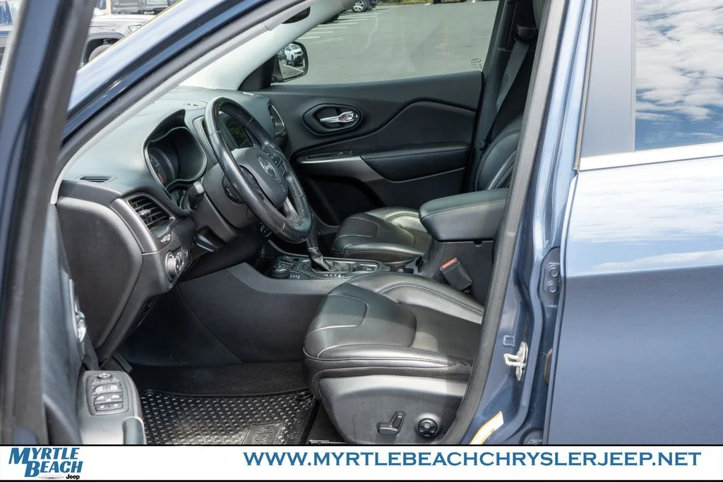 Used 2020 Slate Blue Jeep Latitude Plus image 17