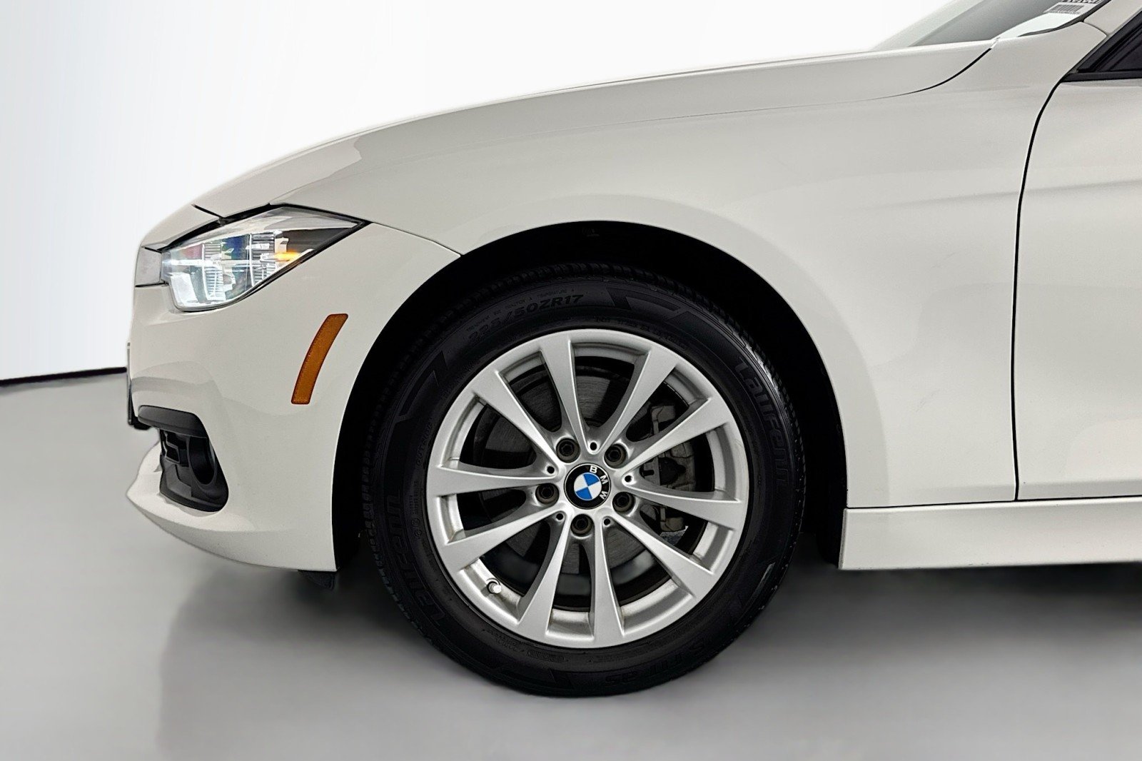 Used 2018 Alpine White BMW 320i image 9