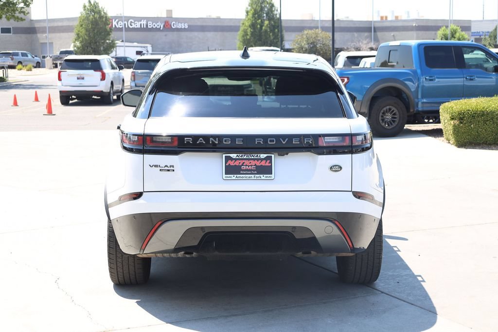 Used 2018 White Land Rover R-Dynamic SE image 5