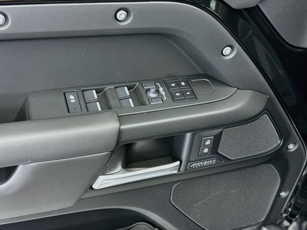 New 2026 Santorini Black Land Rover X-Dynamic SE image 21