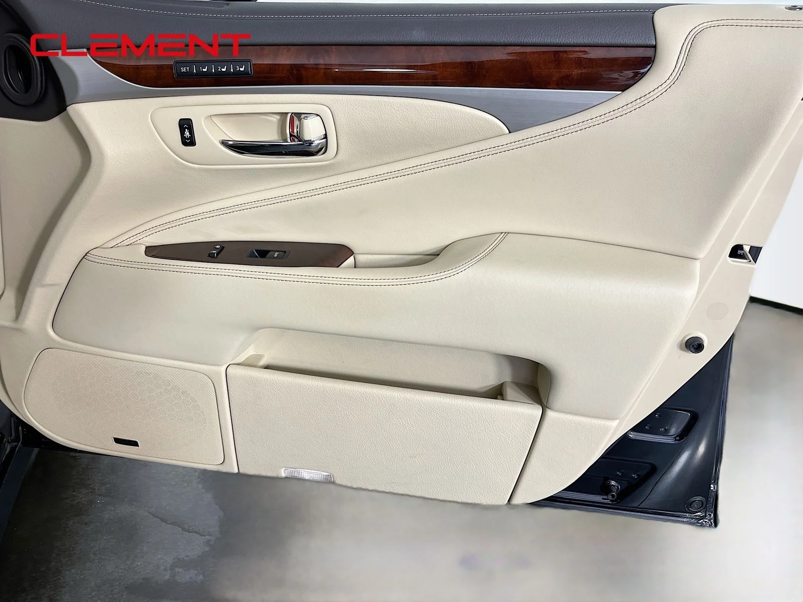 Used 2017 Black Lexus 460 image 38