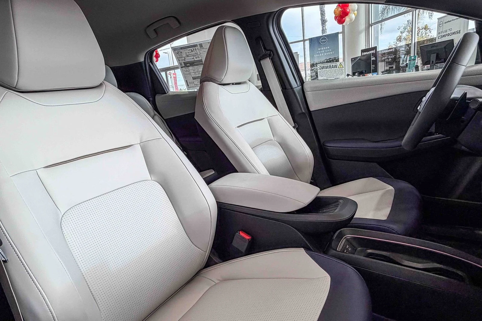 New 2026 Everest White Pearl TriCoat / Super Black Two-tone Nissan SV+ image 18