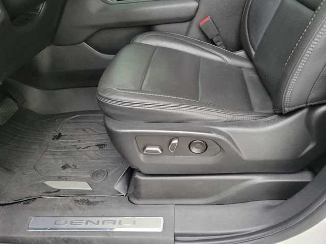 Used 2022 White Frost Tricoat GMC Denali image 9