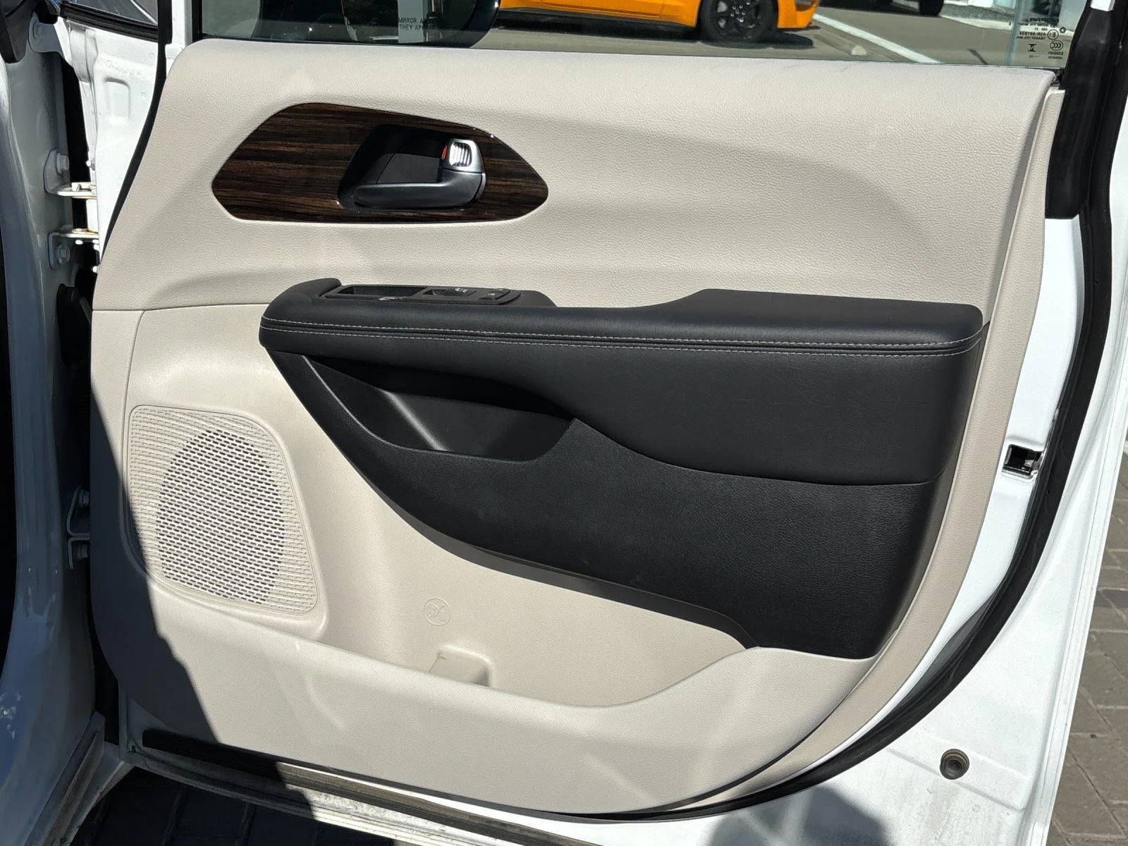 Used 2023  Chrysler Limited image 39