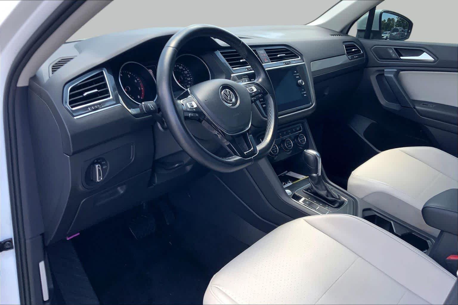 Used 2019 Pure White Volkswagen SE image 17