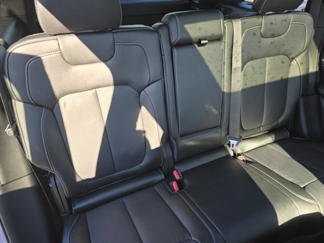 New 2026 Silver Zynith Exterior Paint Jeep Limited Reserve image 35