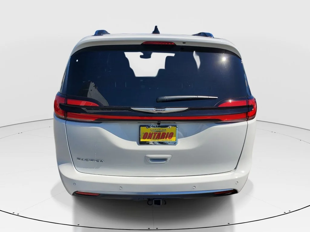 New 2026 Bright White Clear-Coat Exterior Paint Chrysler Pinnacle image 4