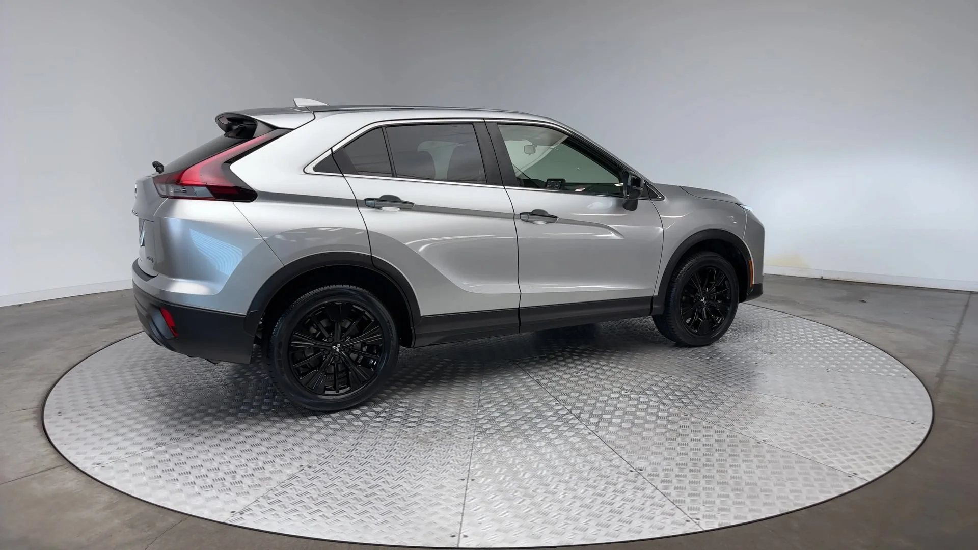 Used 2022 White Diamond Mitsubishi LE image 8