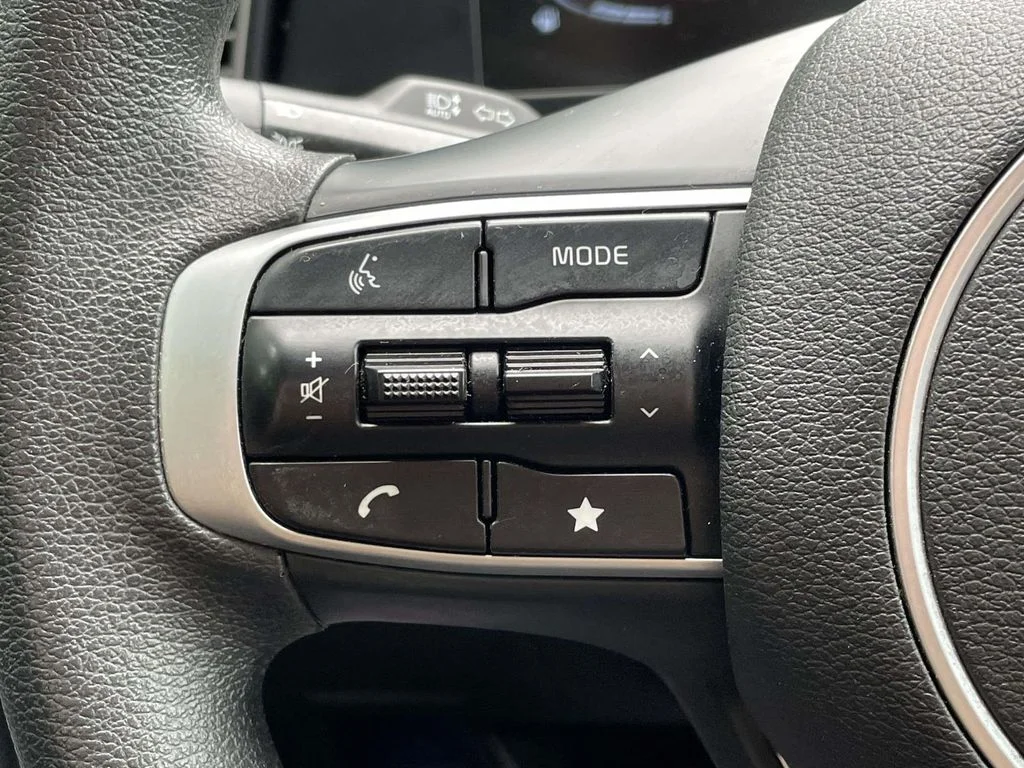Used 2025 White Kia LX image 19
