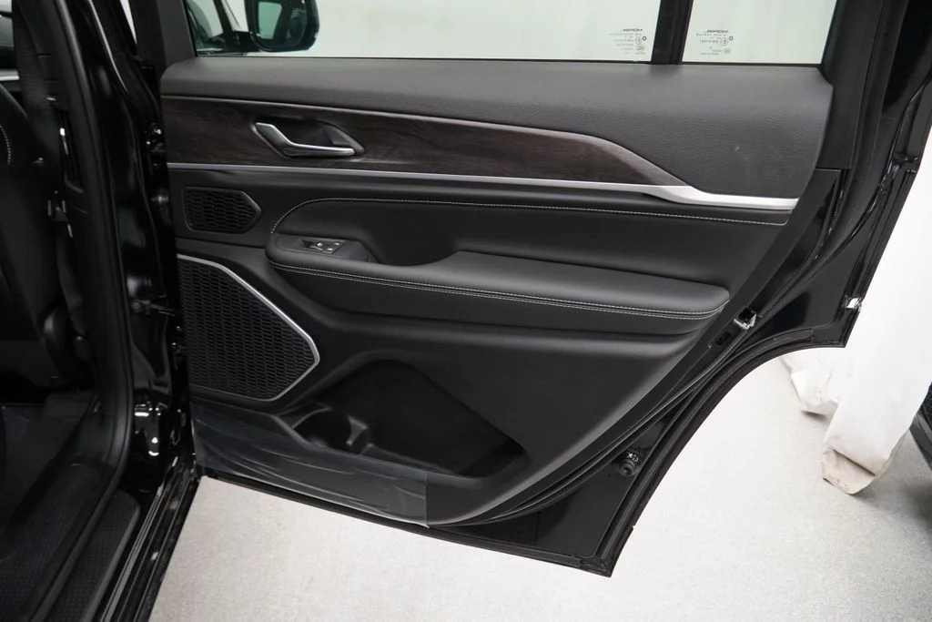 New 2026 Diamond Black Crystal Pearl-Coat Exterior Paint Jeep Limited image 32