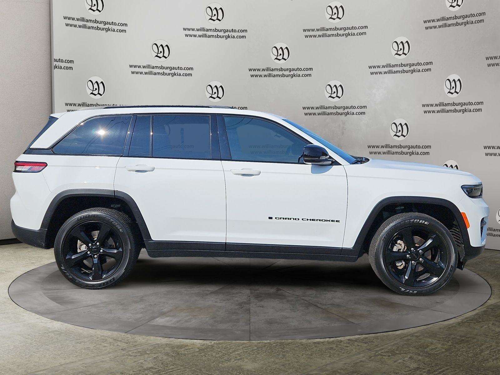 Used 2024 White Jeep Altitude image 6