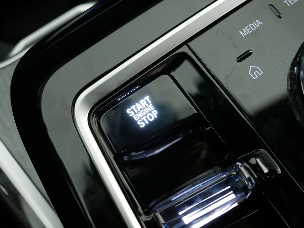 2025 BMW 7 Series 750e - Photo 48