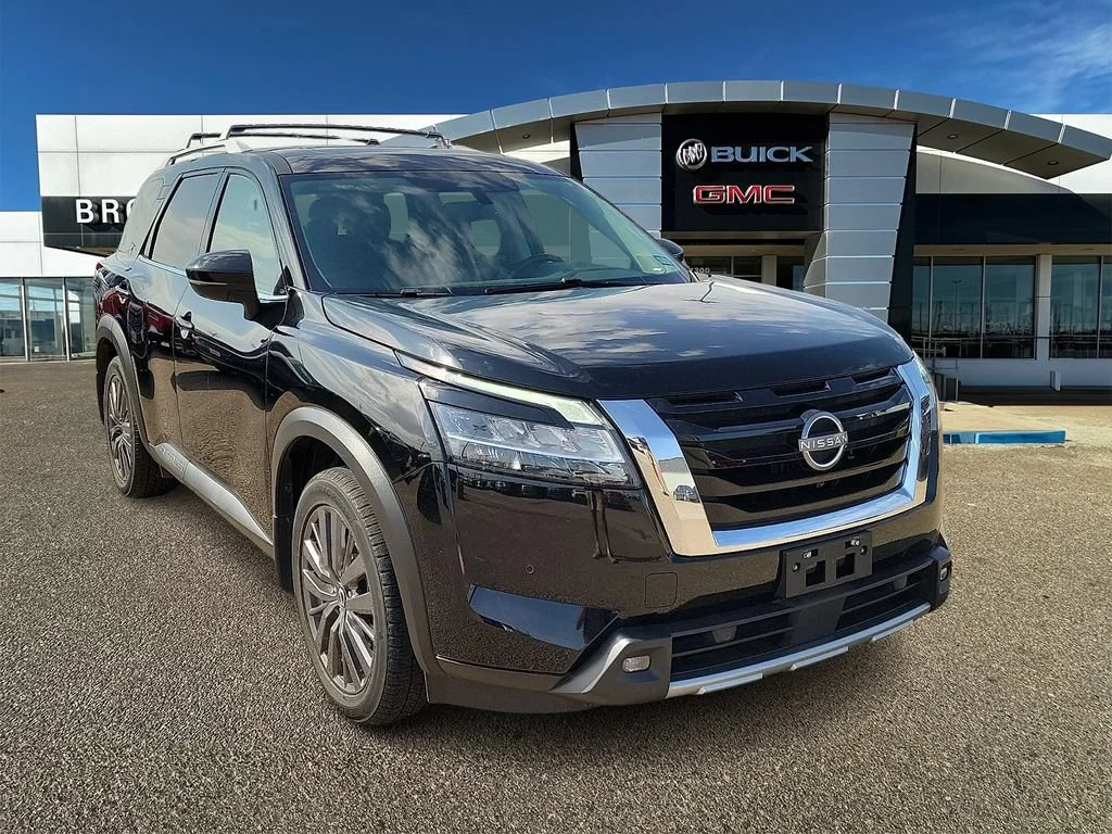 Used 2022  Nissan SL image 1