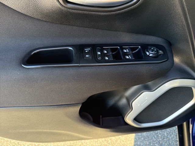Used 2018 Blue Jeep Latitude image 20