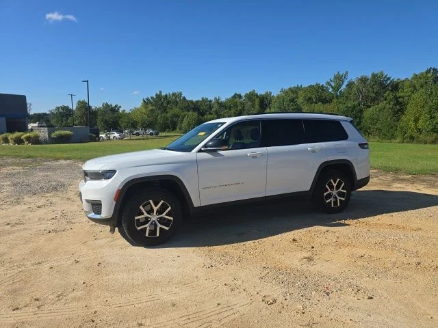 Used 2023 White Jeep Limited image 3
