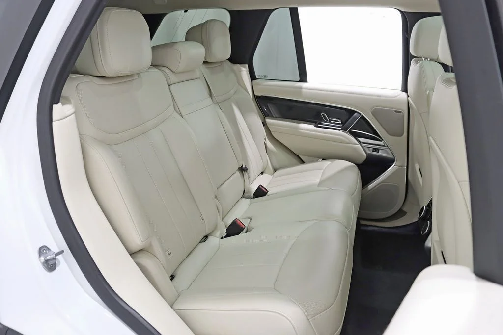 Used 2023 White Land Rover SE image 28