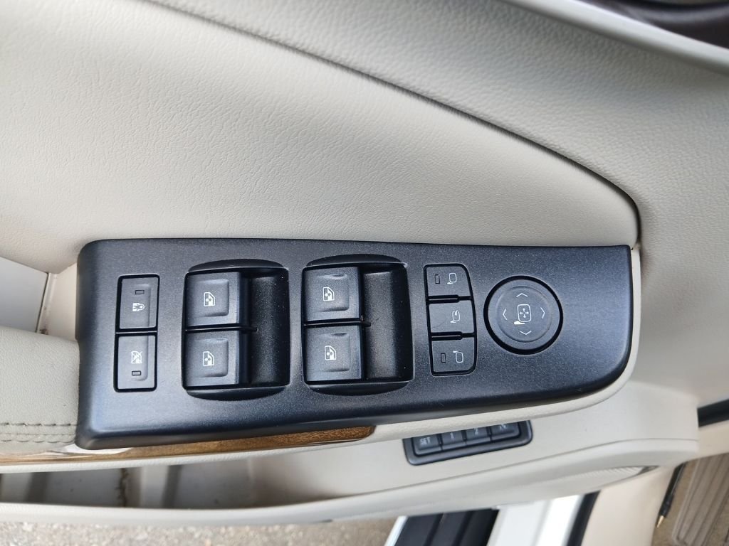 Used 2017 White GMC Denali image 30