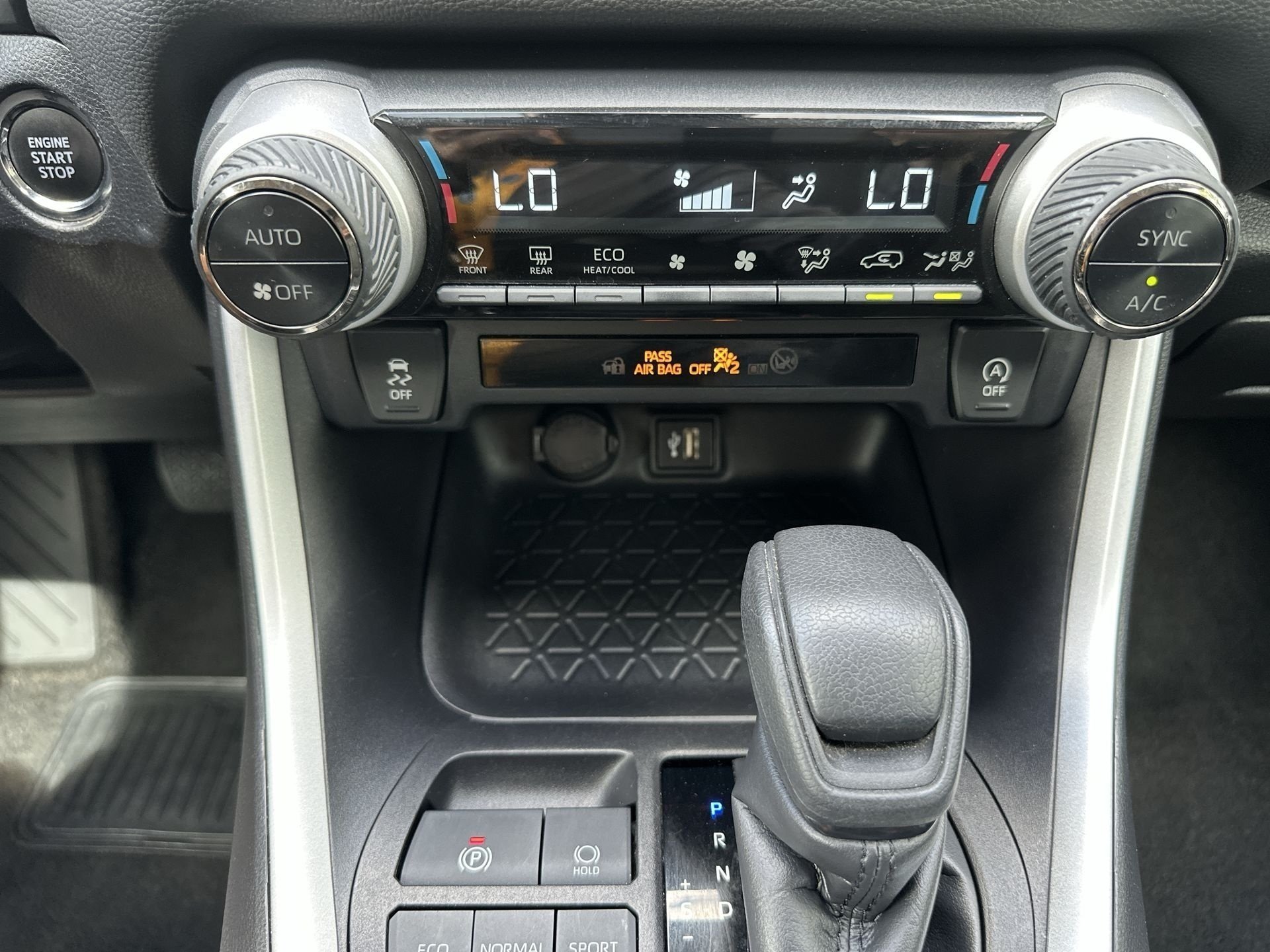 2024 Toyota RAV4 XLE - Photo 34