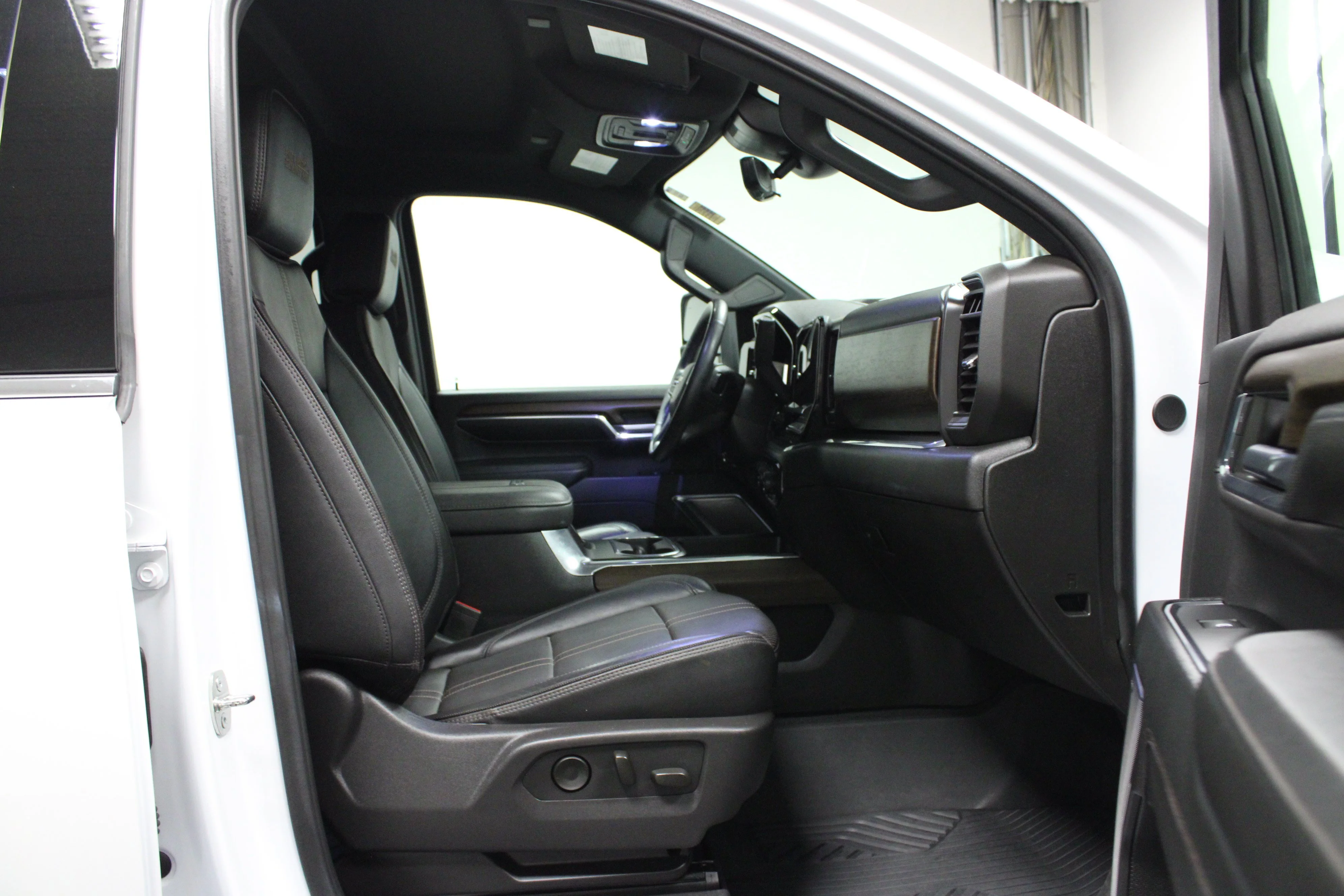 Used 2024 Iridescent Pearl Tricoat Chevrolet High Country image 16