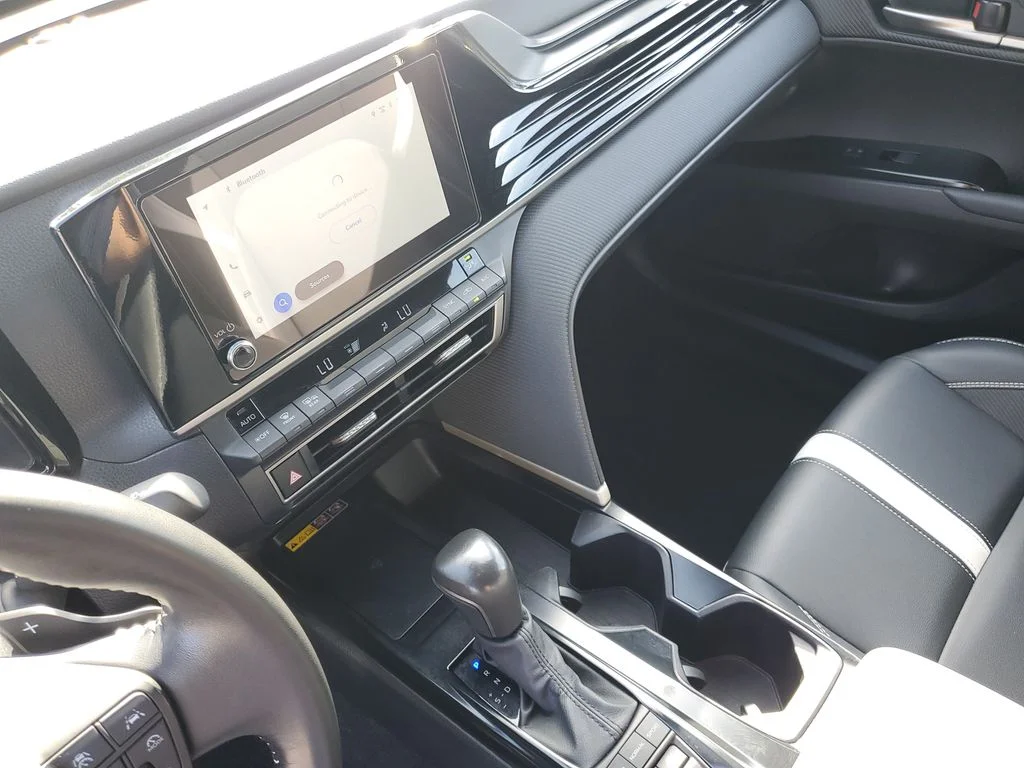 Used 2025  Toyota SE image 18