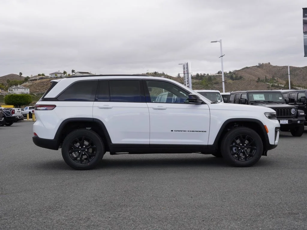 New 2026 Bright White Clear-Coat Exterior Paint Jeep Altitude image 3