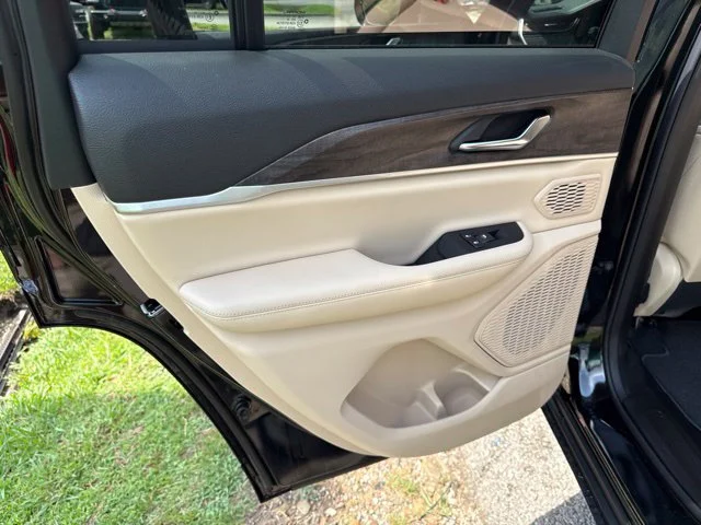 New 2026 Diamond Black Crystal Pearl-Coat Exterior Paint Jeep Limited image 19