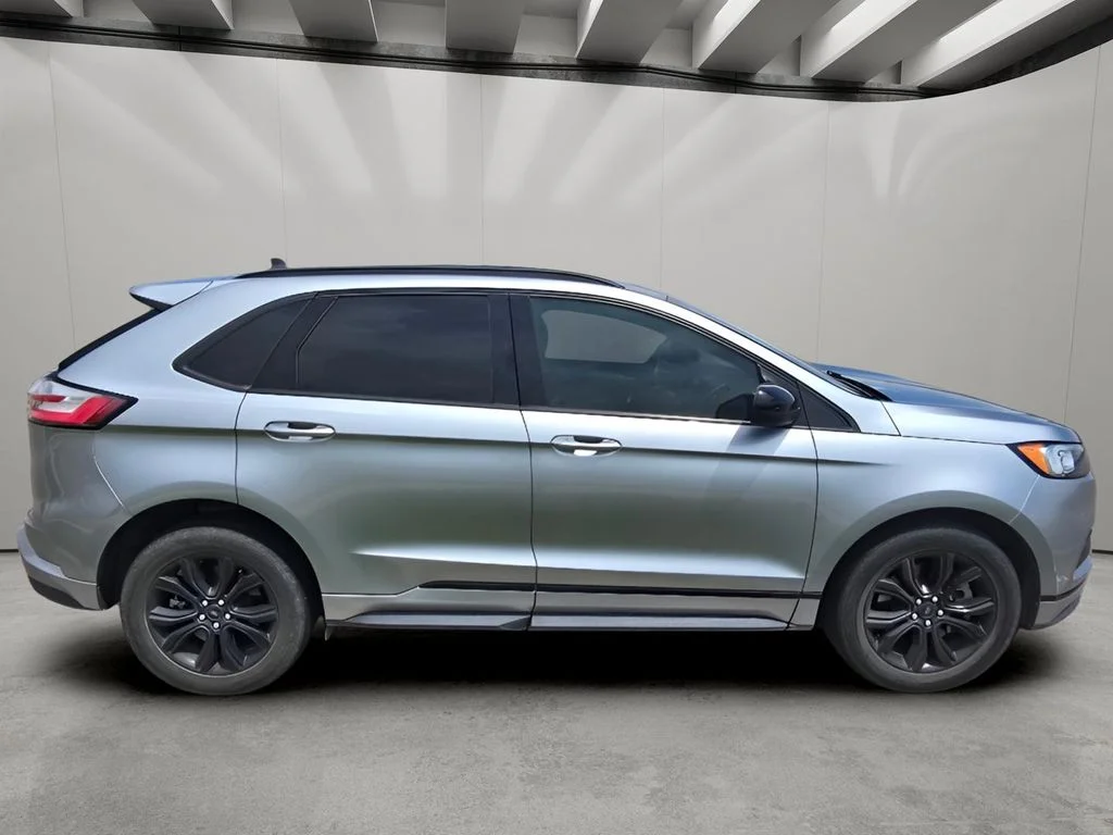 Used 2022 Iconic Silver Metallic Ford SE image 6