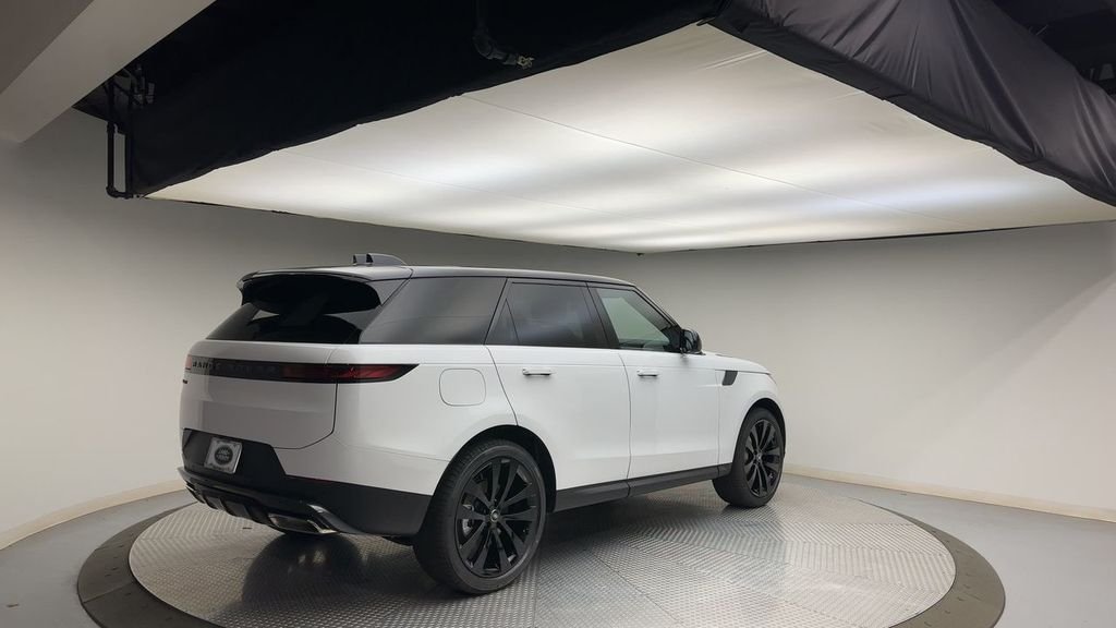 Used 2025 Fuji White Land Rover SE image 8
