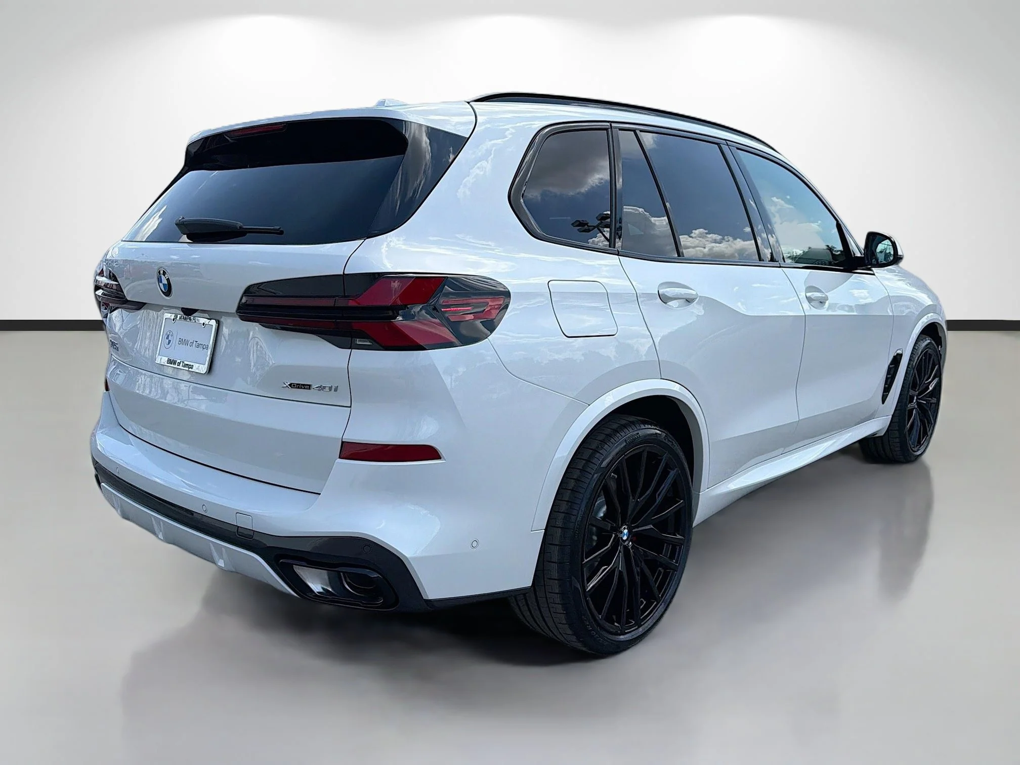 New 2026 Mineral White Metallic BMW xDrive40i image 3