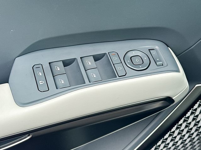 New 2026 Ivory Silver Kia Wind AWD image 18