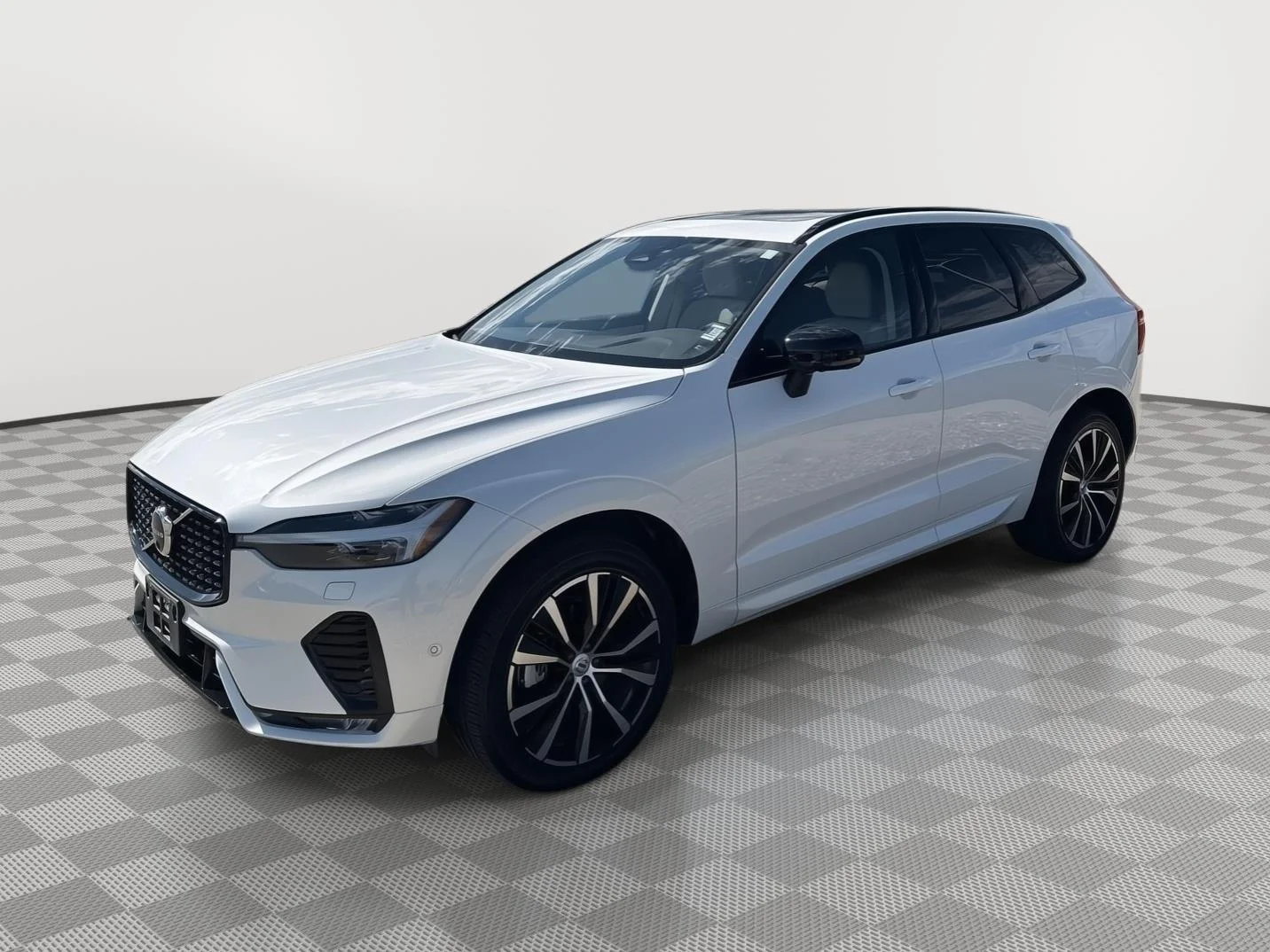 Used 2024  volvo Plus Dark Theme image 7