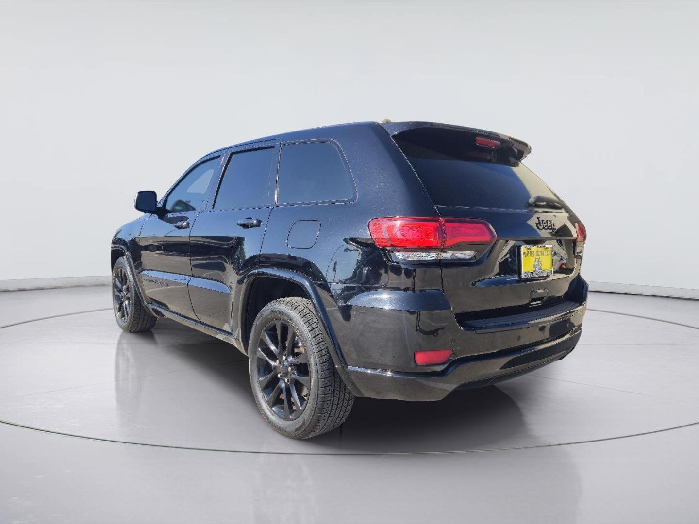 Used 2018 Diamond Black Crystal Pearlcoat Jeep Altitude image 3