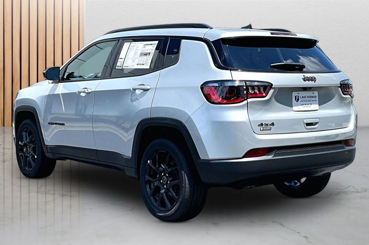 New 2026 Silver Zynith Metallic Clear-Coat Exterior Paint Jeep Latitude image 7