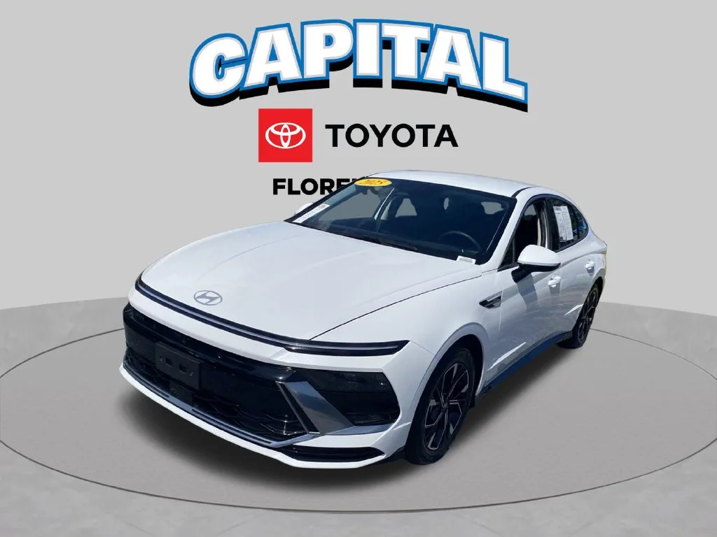 Used 2025 White Hyundai SEL image 2