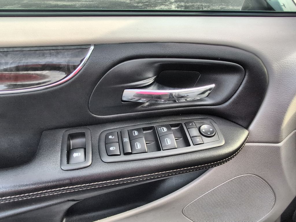 Used 2012 Gray Chrysler Touring-L image 5