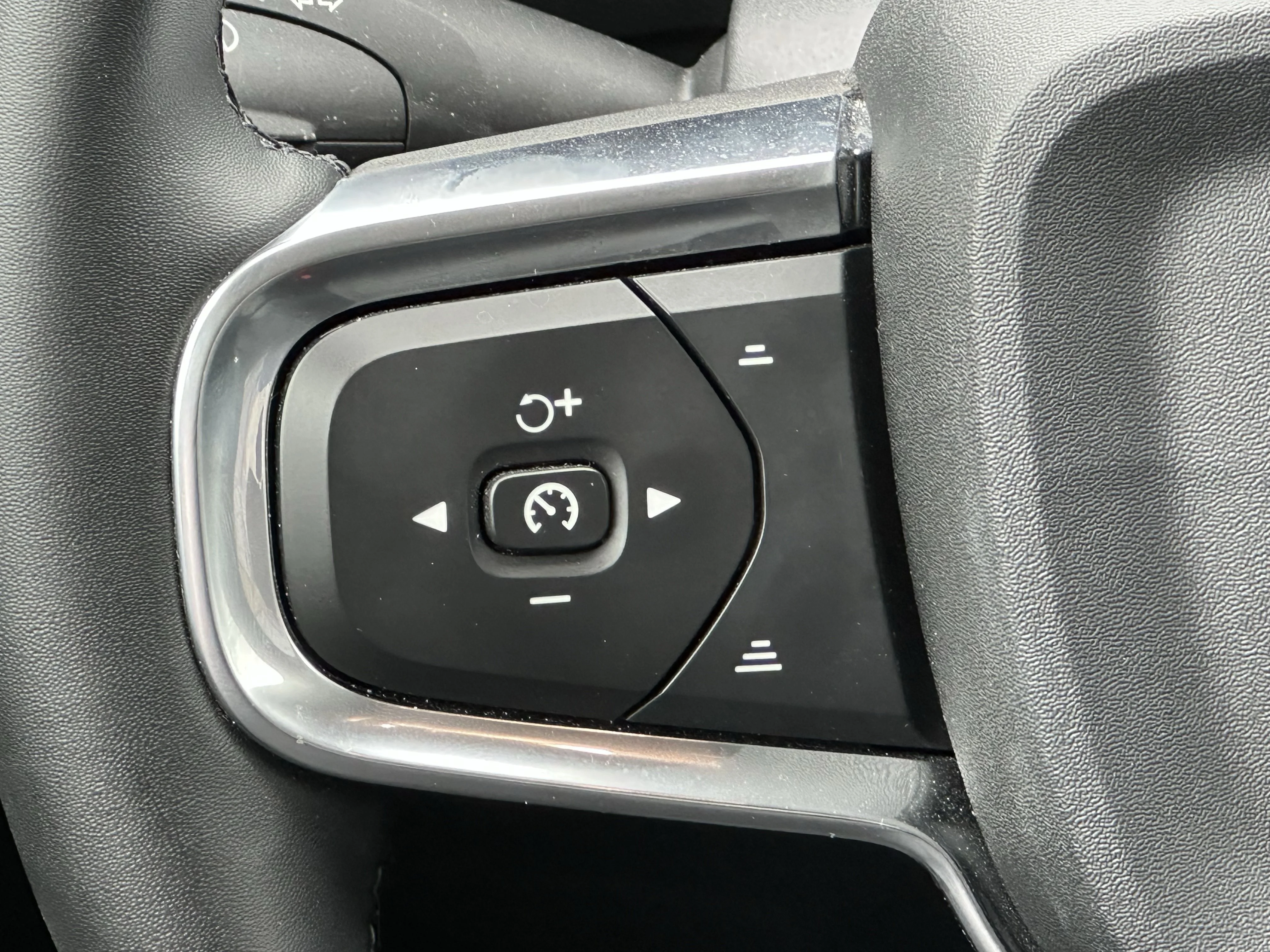 Certified Used 2025  Volvo Core Bright Theme image 12