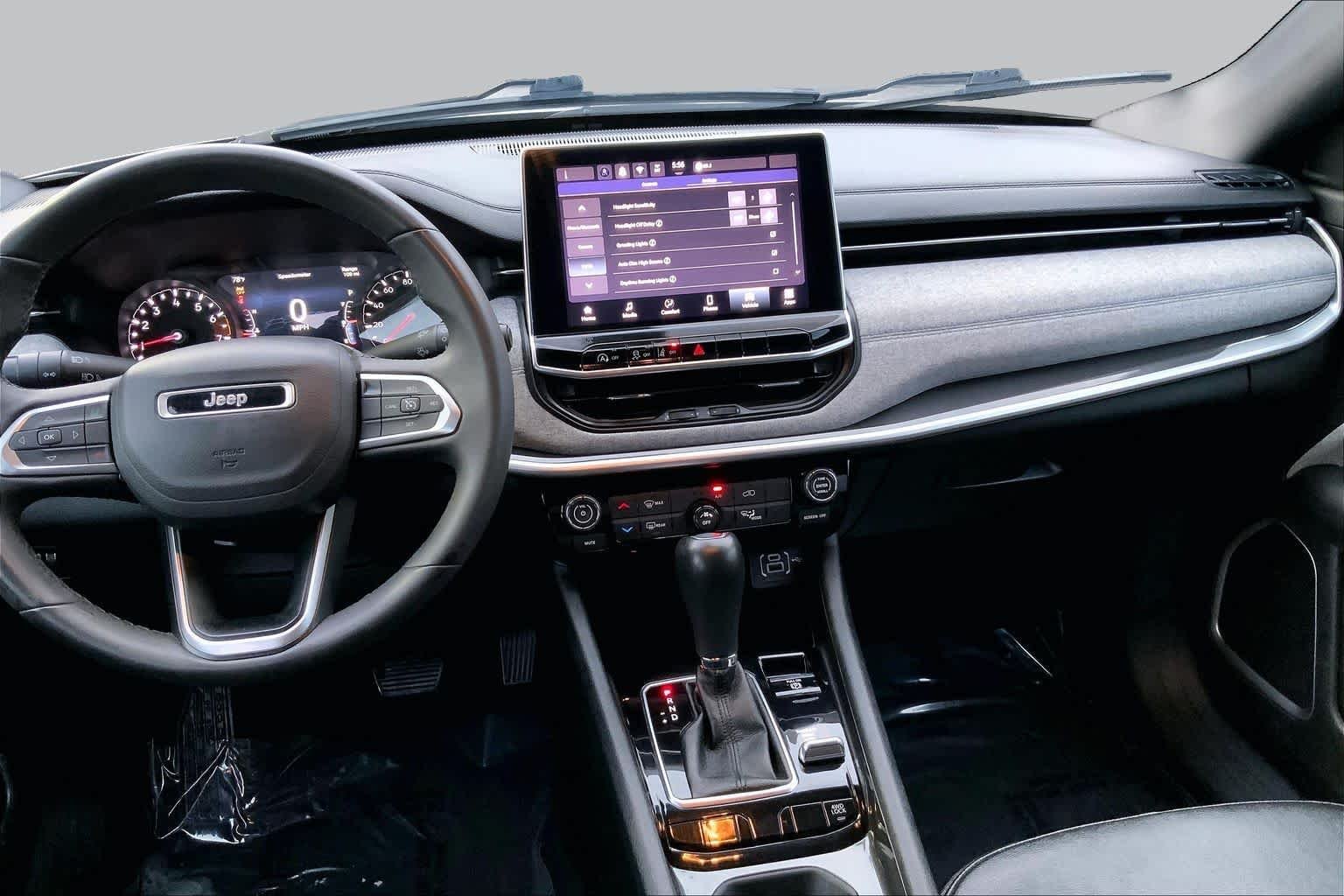 Used 2024 Silver Zynith Metallic Clearcoat Jeep Latitude image 7