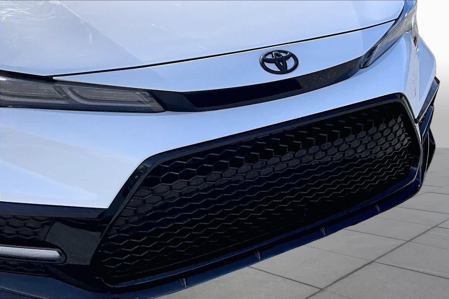 Used 2022 White Toyota SE Nightshade image 29