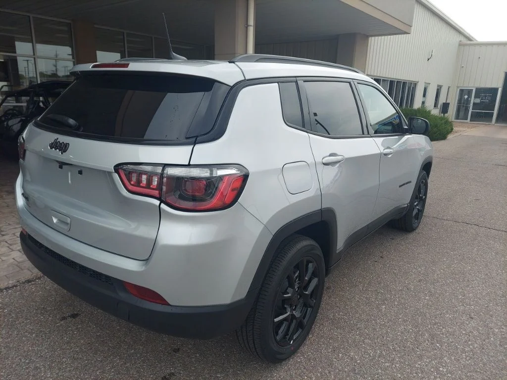 New 2026 Silver Zynith Metallic Clearcoat Jeep Latitude image 7