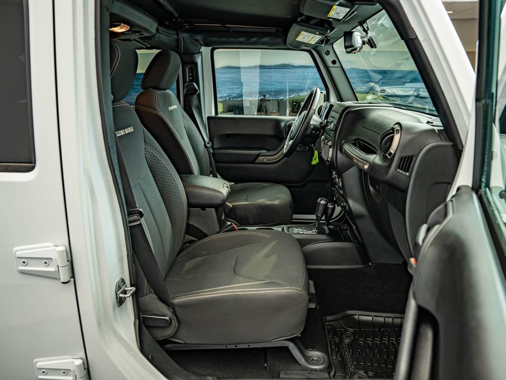 Used 2018 Bright White Clearcoat Jeep Unlimited Sport image 33