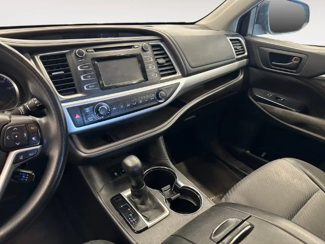 Used 2017 Silver Toyota LE image 10