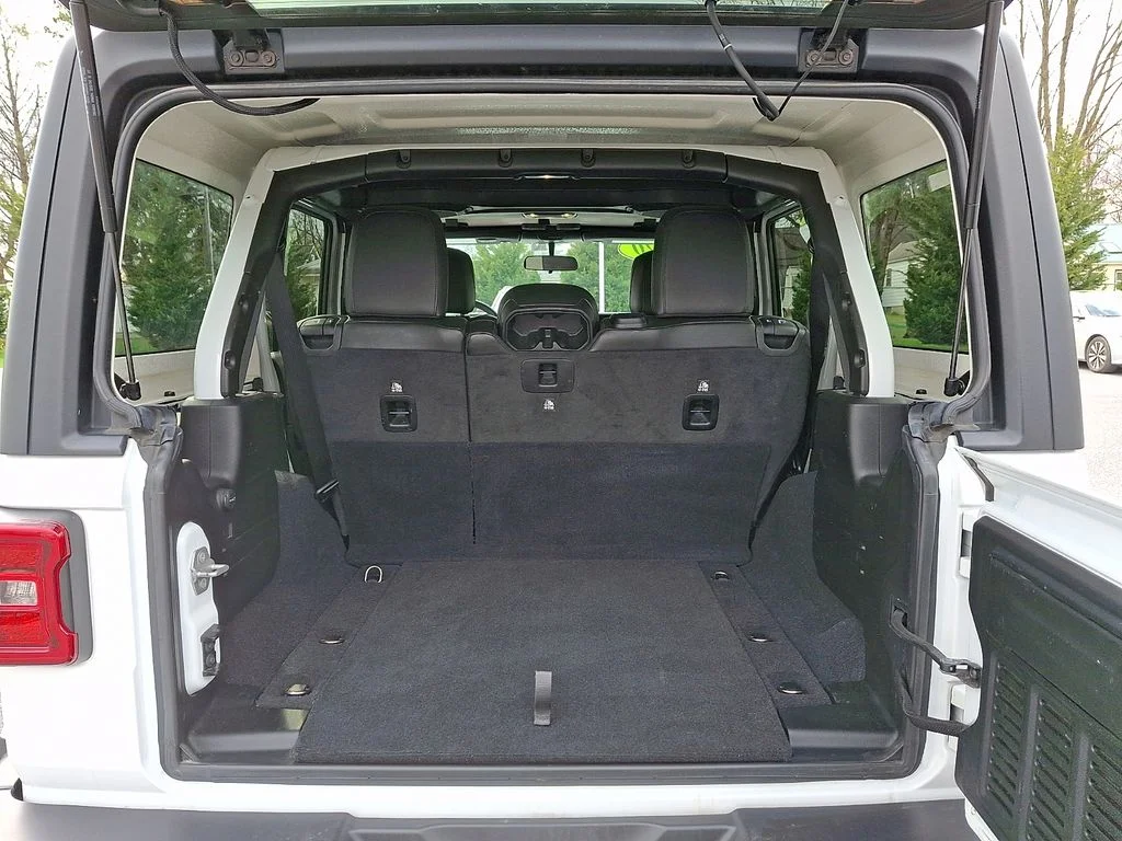 Used 2020 White Jeep Unlimited Sahara image 27