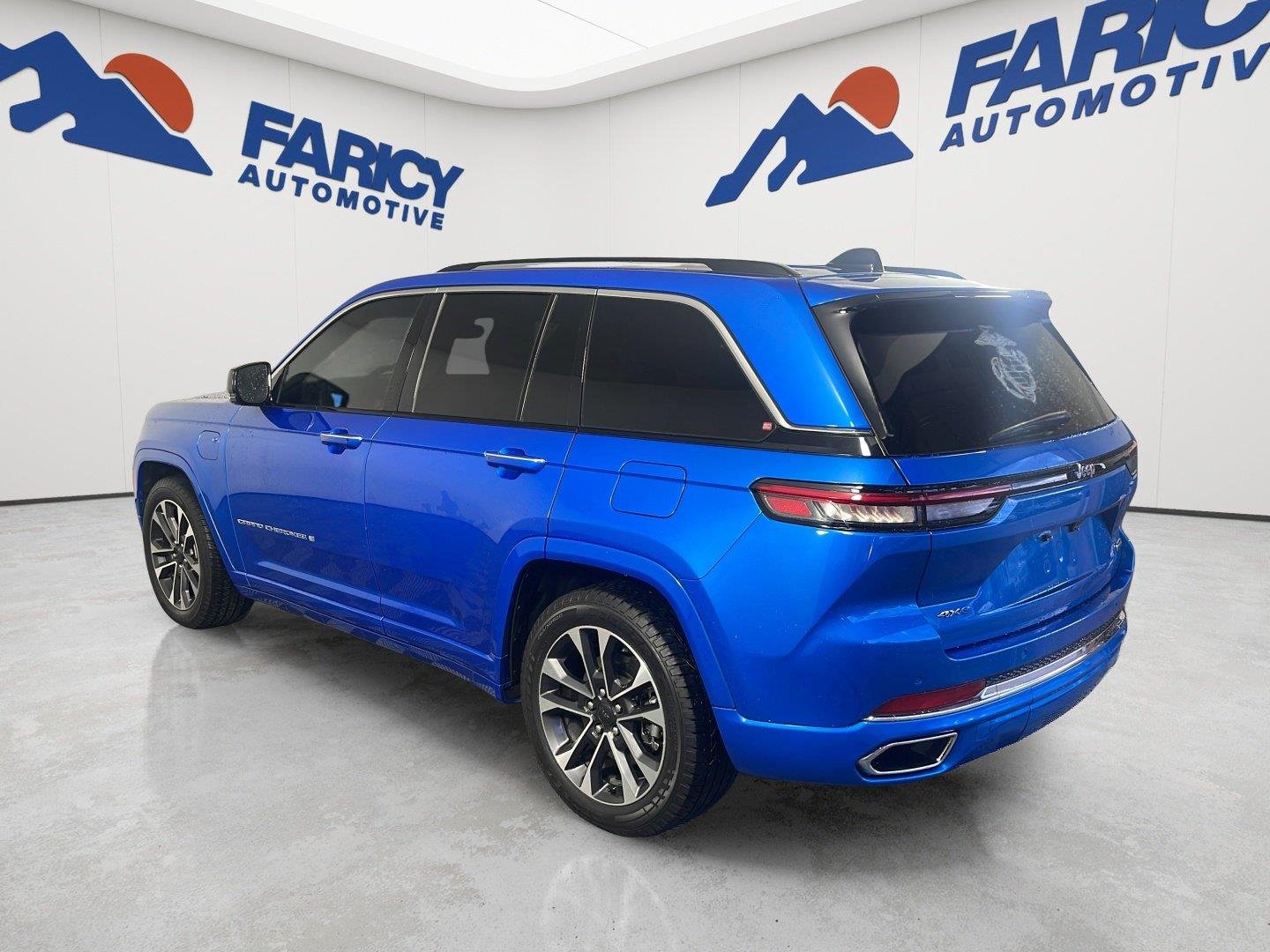 Used 2023 Hydro Blue Pearlcoat Jeep Overland image 9