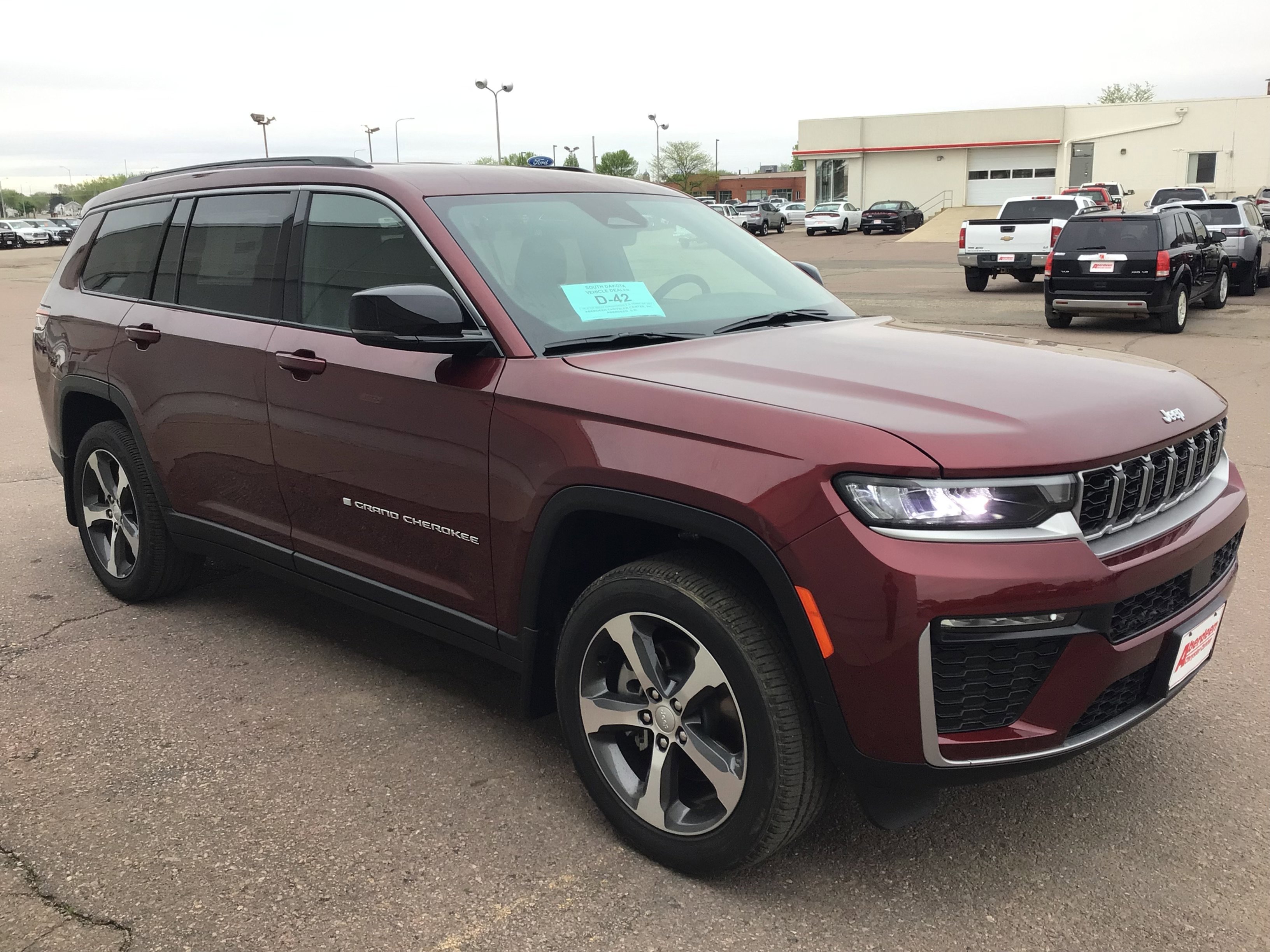New 2026 Velvet Red Pearl-Coat Exterior Paint Jeep Limited image 4