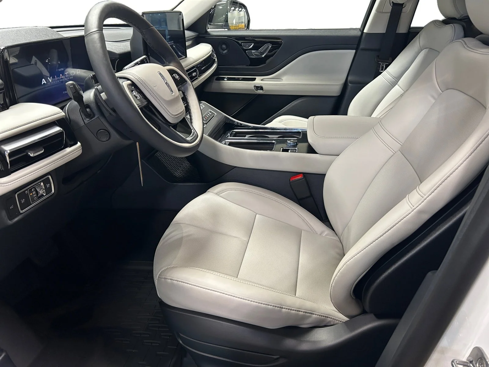 New 2026 Pristine White Metallic Tri-Coat Lincoln Premiere image 14
