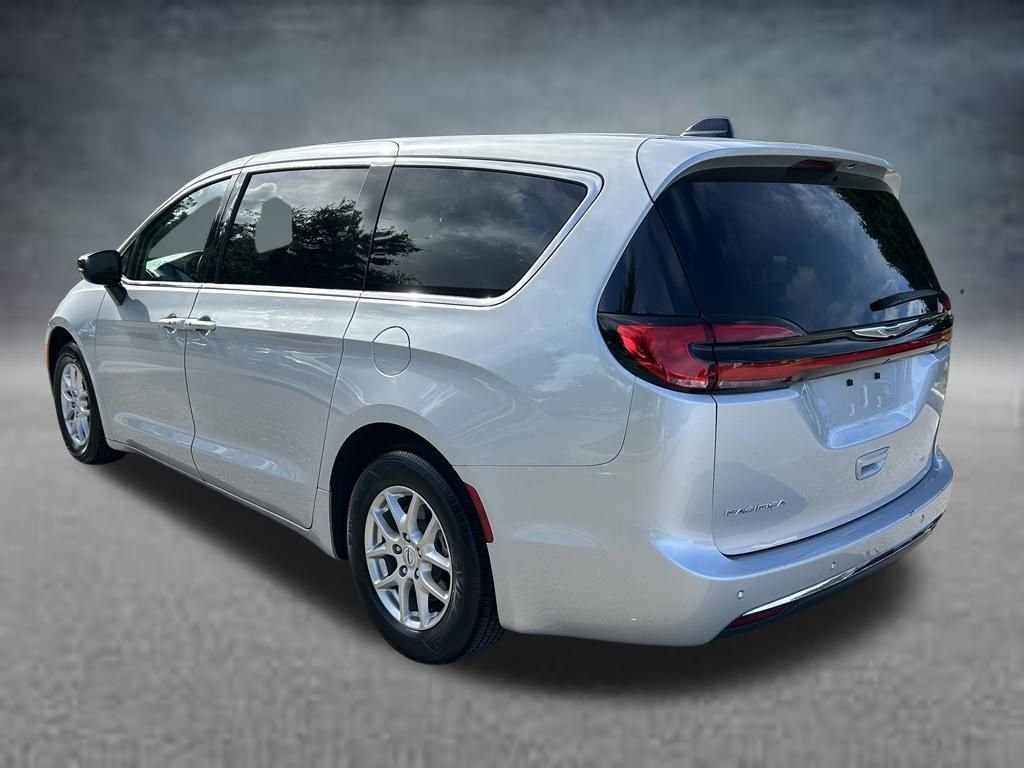 Used 2024 Silver Chrysler Touring L image 7