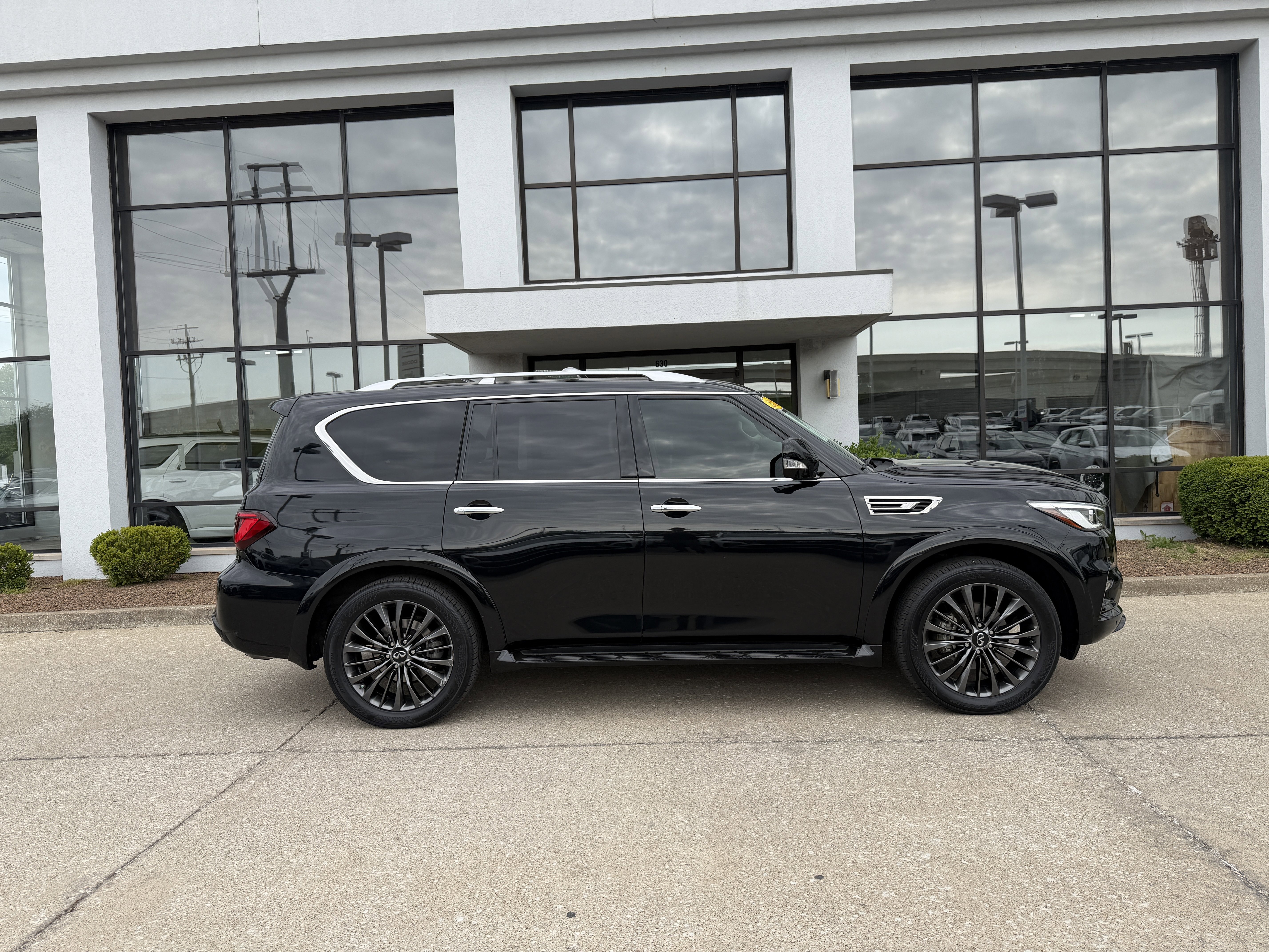 Used 2021 Mineral Black INFINITI Premium Select image 3