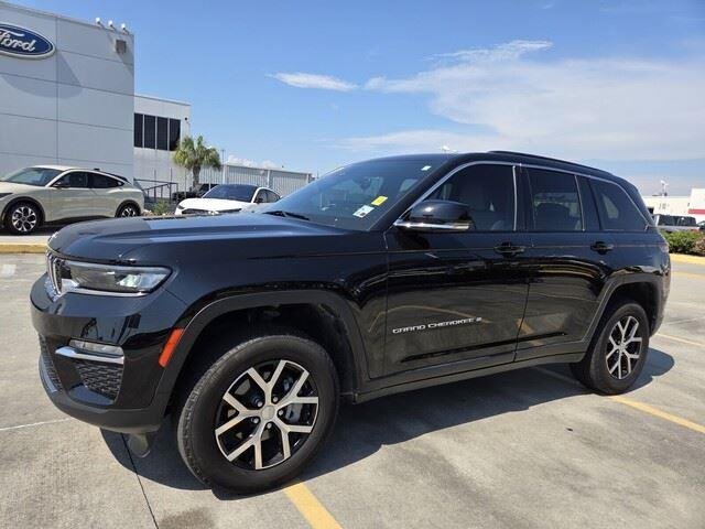 Used 2024 Diamond Black Crystal Pearlcoat Jeep Limited image 9